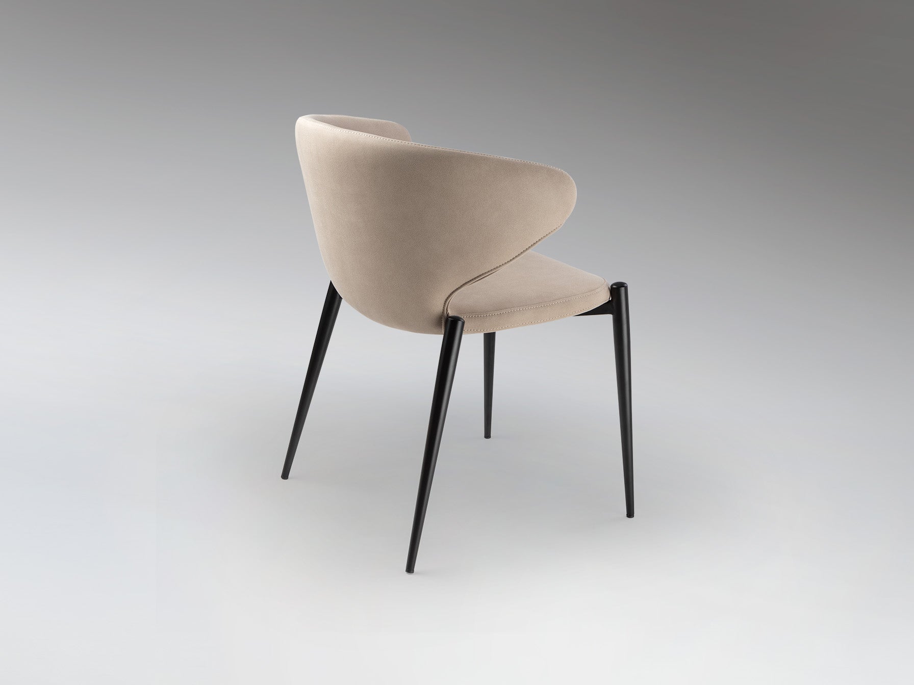 Silla Alize negro y beis de diseño moderno e industrial, ideal para comedor y salón. Colección Schuller, modelo 408608. Asiento textil en tonos beis y estructura negra.