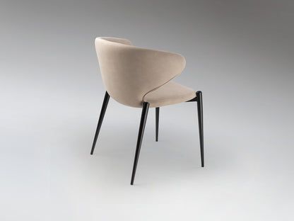 Silla Alize negro y beis de diseño moderno e industrial, ideal para comedor y salón. Colección Schuller, modelo 408608. Asiento textil en tonos beis y estructura negra.