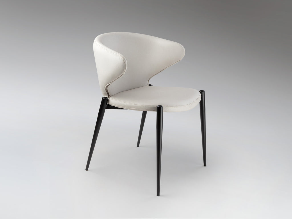 Silla ALIZE blanca y negra de Schuller: diseño escandinavo moderno con estructura metálica industrial, tapizada en poliéster, ideal para comedor y salón.