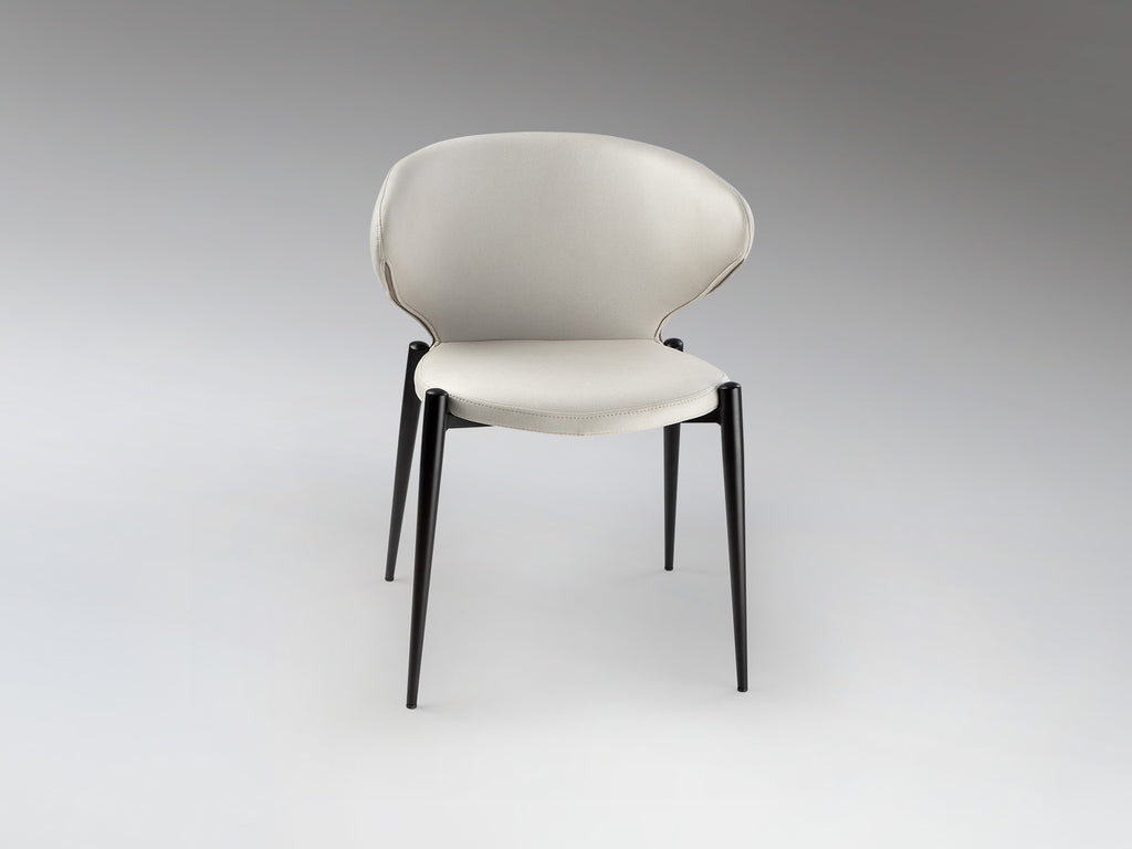 Silla ALIZE blanca y negra de Schuller en comedor moderno: diseño escandinavo con estructura de metal y tapizado en poliéster, ideal para salón.