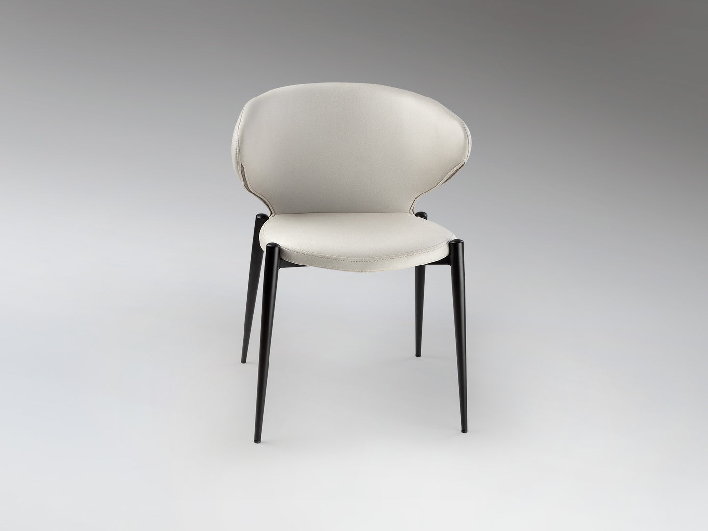 Silla ALIZE blanca y negra de Schuller en comedor moderno: diseño escandinavo con estructura de metal y tapizado en poliéster, ideal para salón.