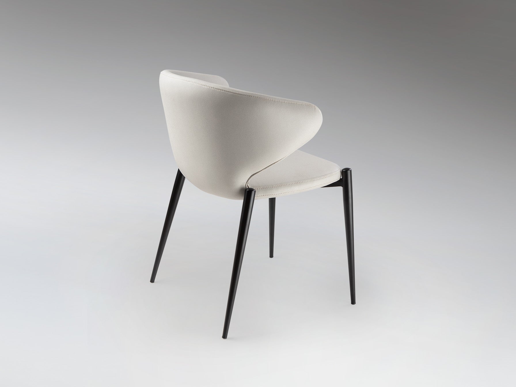 Silla ALIZE blanca y negra de Schuller en salón moderno: diseño escandinavo e industrial con estructura de metal, tapizado en poliéster, ideal para comedor.
