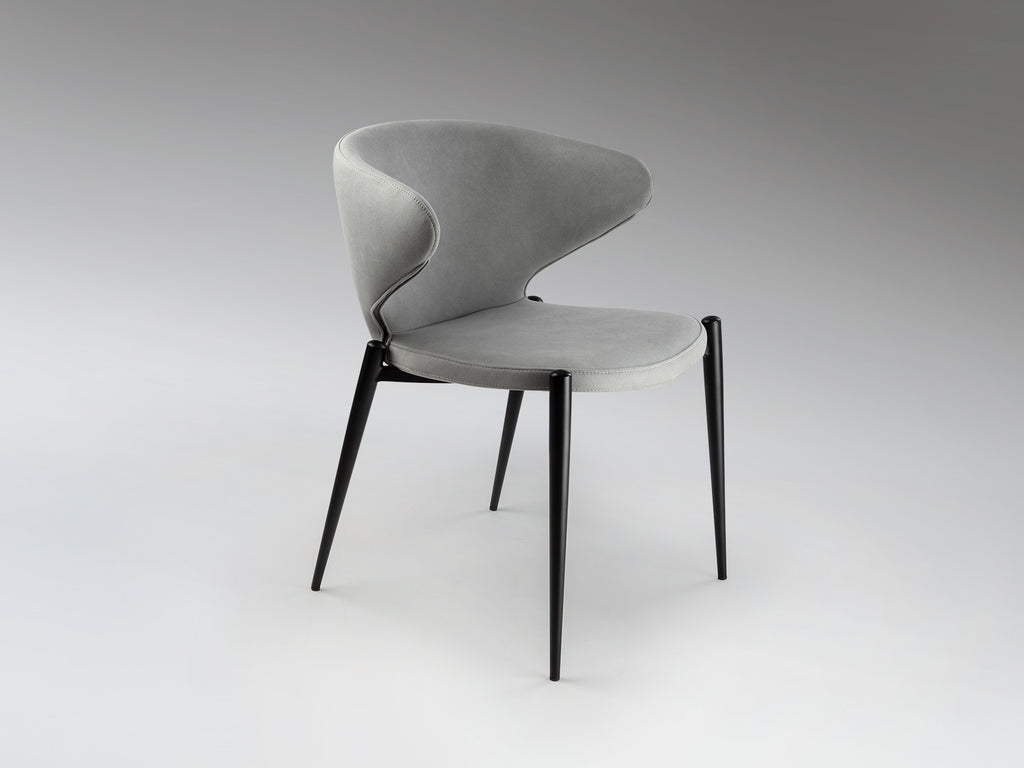 Silla ALIZE Gris Claro Schuller - Diseño industrial moderno con estructura de metal negro y asiento textil gris claro, ideal para comedor.