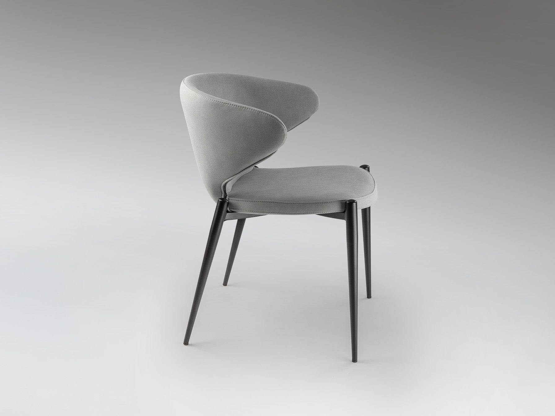 Silla ALIZE Gris Claro de Schuller en comedor moderno de estilo industrial con estructura de metal negro y tapizado textil.