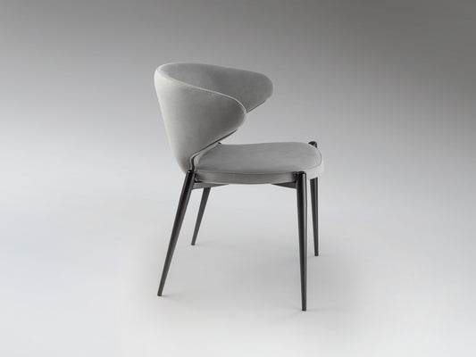 Silla ALIZE Gris Claro de Schuller en comedor moderno de estilo industrial con estructura de metal negro y tapizado textil.