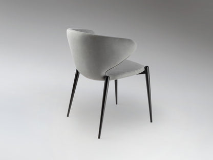 Silla ALIZE Gris Claro de Schuller en comedor moderno con estructura de metal negro y diseño industrial, ideal para decoración textil.