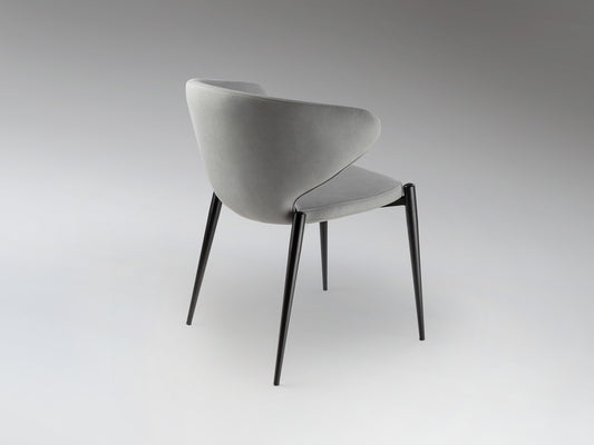Silla ALIZE Gris Claro de Schuller en comedor moderno con estructura de metal negro y diseño industrial, ideal para decoración textil.