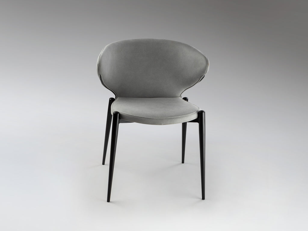 Silla ALIZE Gris Claro de Schuller en comedor moderno e industrial, con estructura de metal negro y tapizado textil. Modelo 408677.