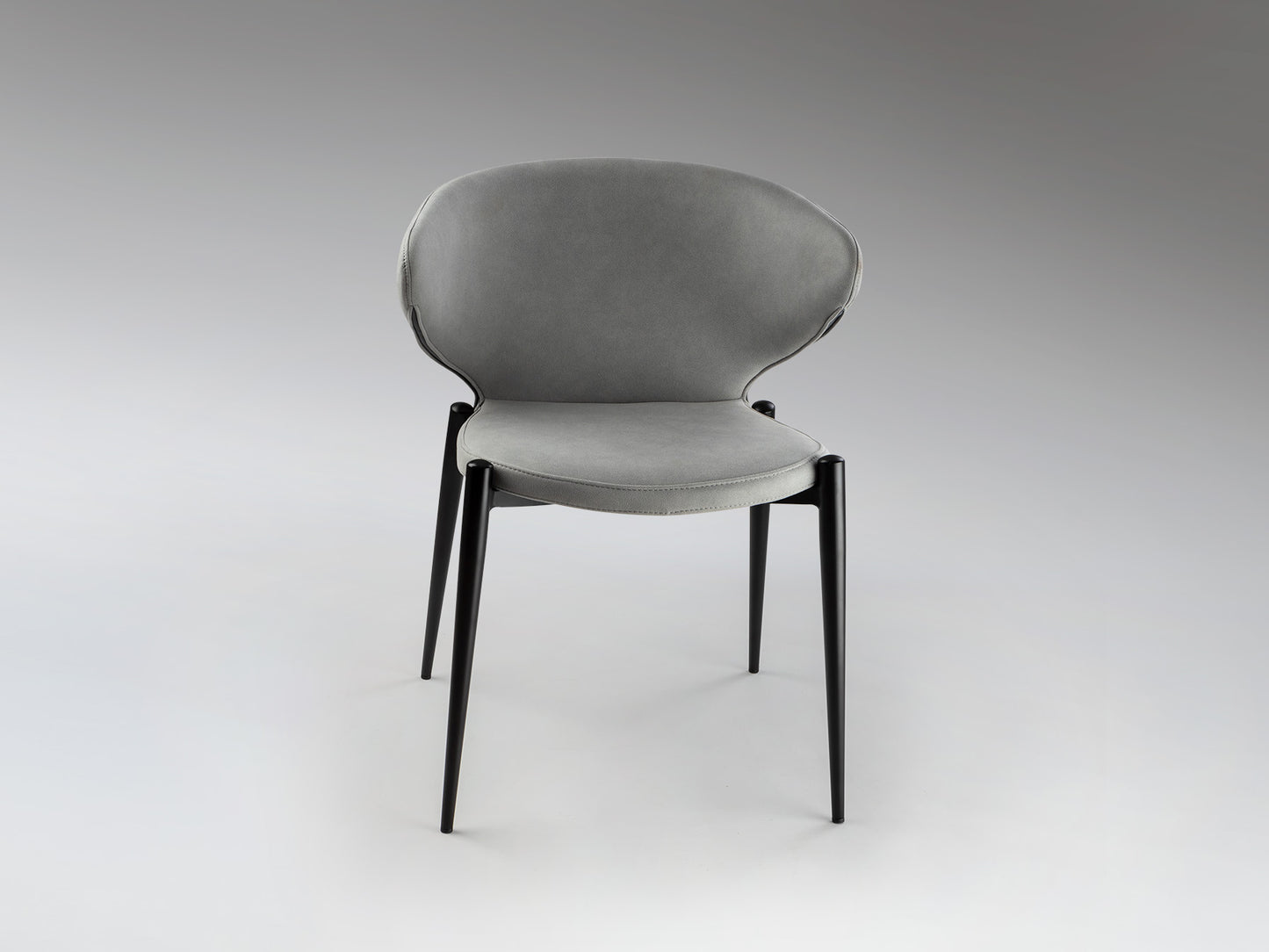 Silla ALIZE Gris Claro de Schuller en comedor moderno e industrial, con estructura de metal negro y tapizado textil. Modelo 408677.