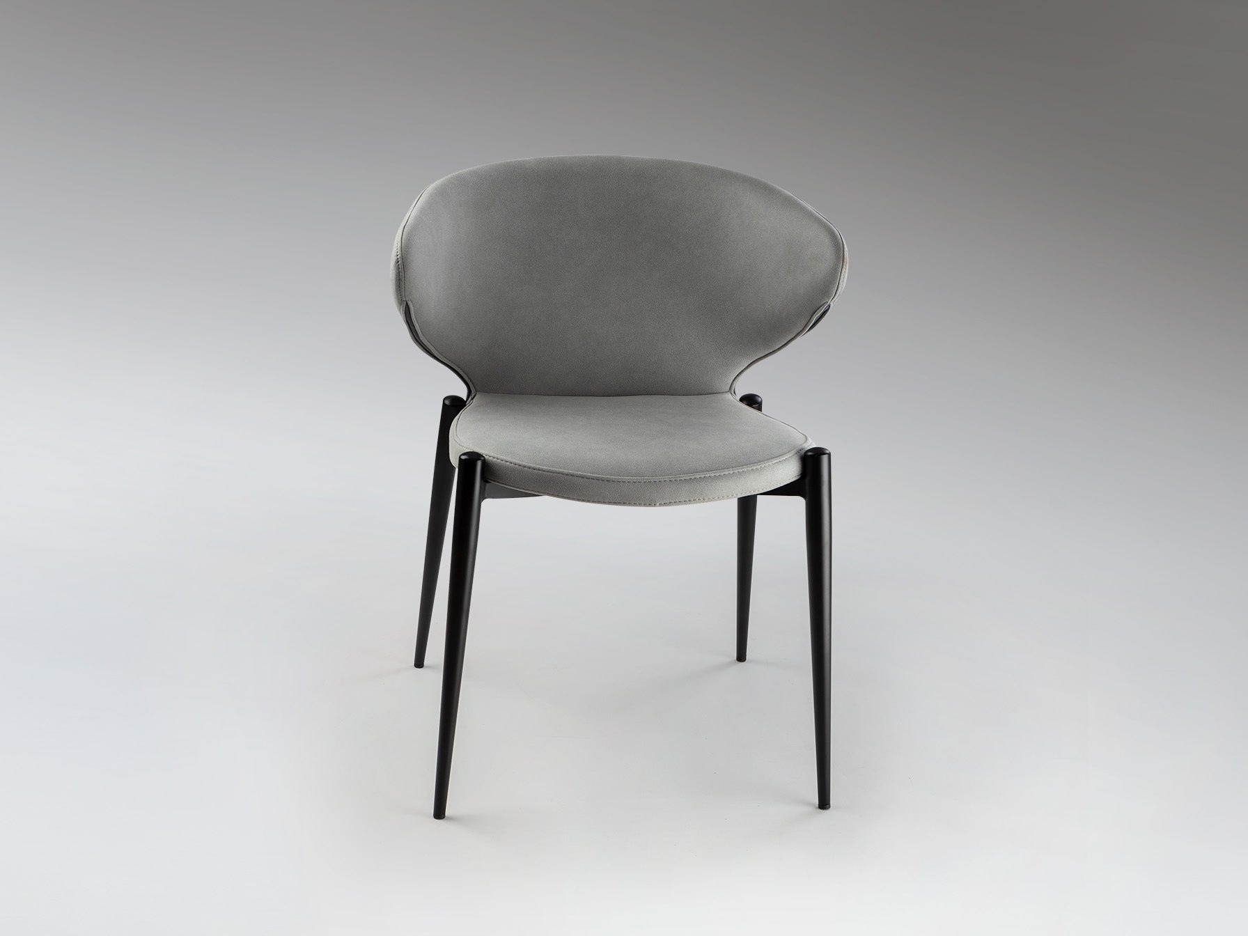 Silla ALIZE Gris Claro de Schuller en comedor moderno e industrial, con estructura de metal negro y tapizado textil. Modelo 408677.