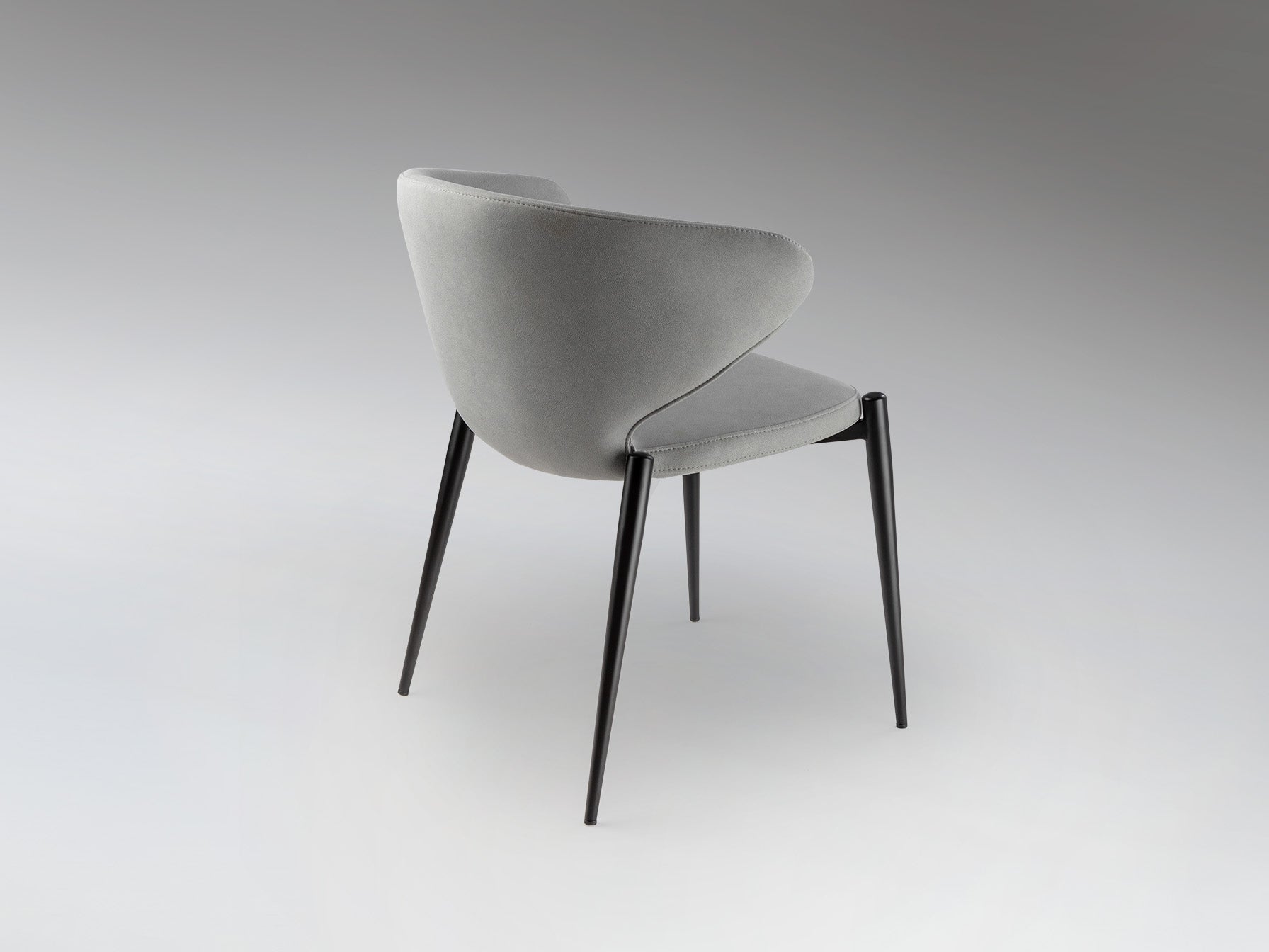 Silla ALIZE Gris Claro de Schuller en un comedor moderno de estilo industrial, con estructura de metal negro y tapizado textil.