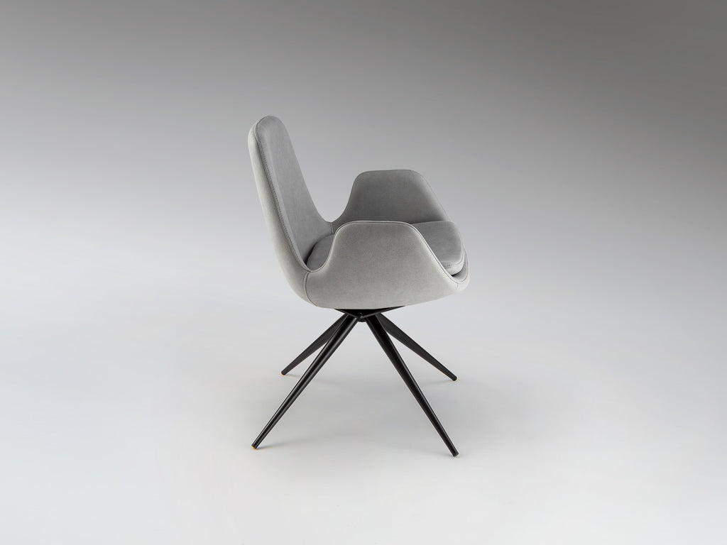 Silla giratoria Zuna gris claro Schuller, diseño moderno con estructura de metal negro mate y tapizado textil, ideal para comedor y oficina.