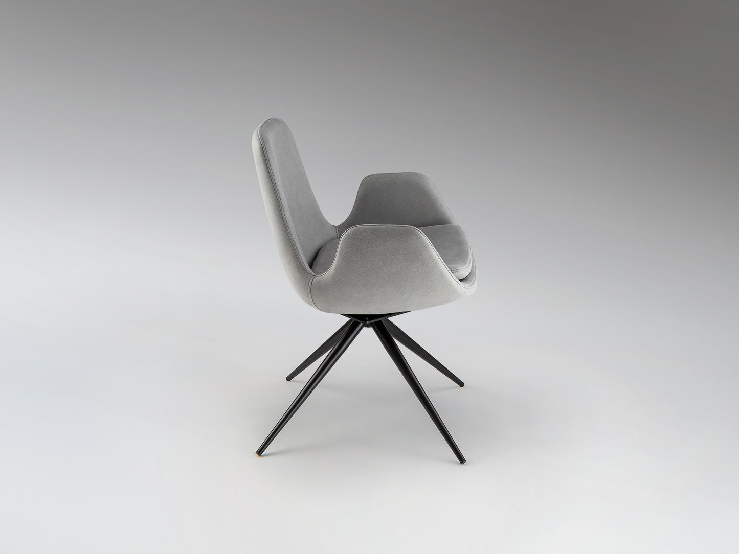 Silla giratoria Zuna gris claro Schuller, diseño moderno con estructura de metal negro mate y tapizado textil, ideal para comedor y oficina.