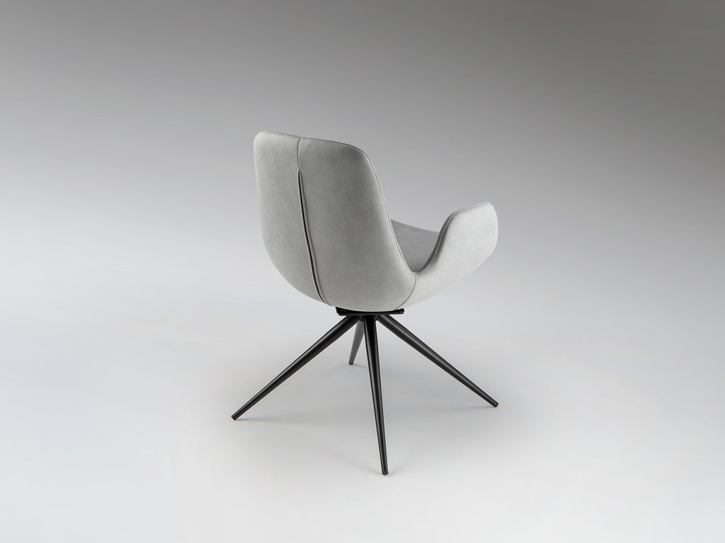 Silla giratoria Zuna gris claro Schuller, diseño moderno para comedor u oficina, con estructura de metal negro mate y tapizado textil.