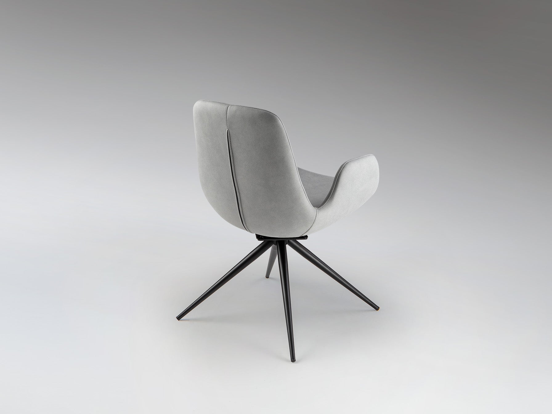 Silla giratoria Zuna gris claro Schuller, diseño moderno para comedor u oficina, con estructura de metal negro mate y tapizado textil.