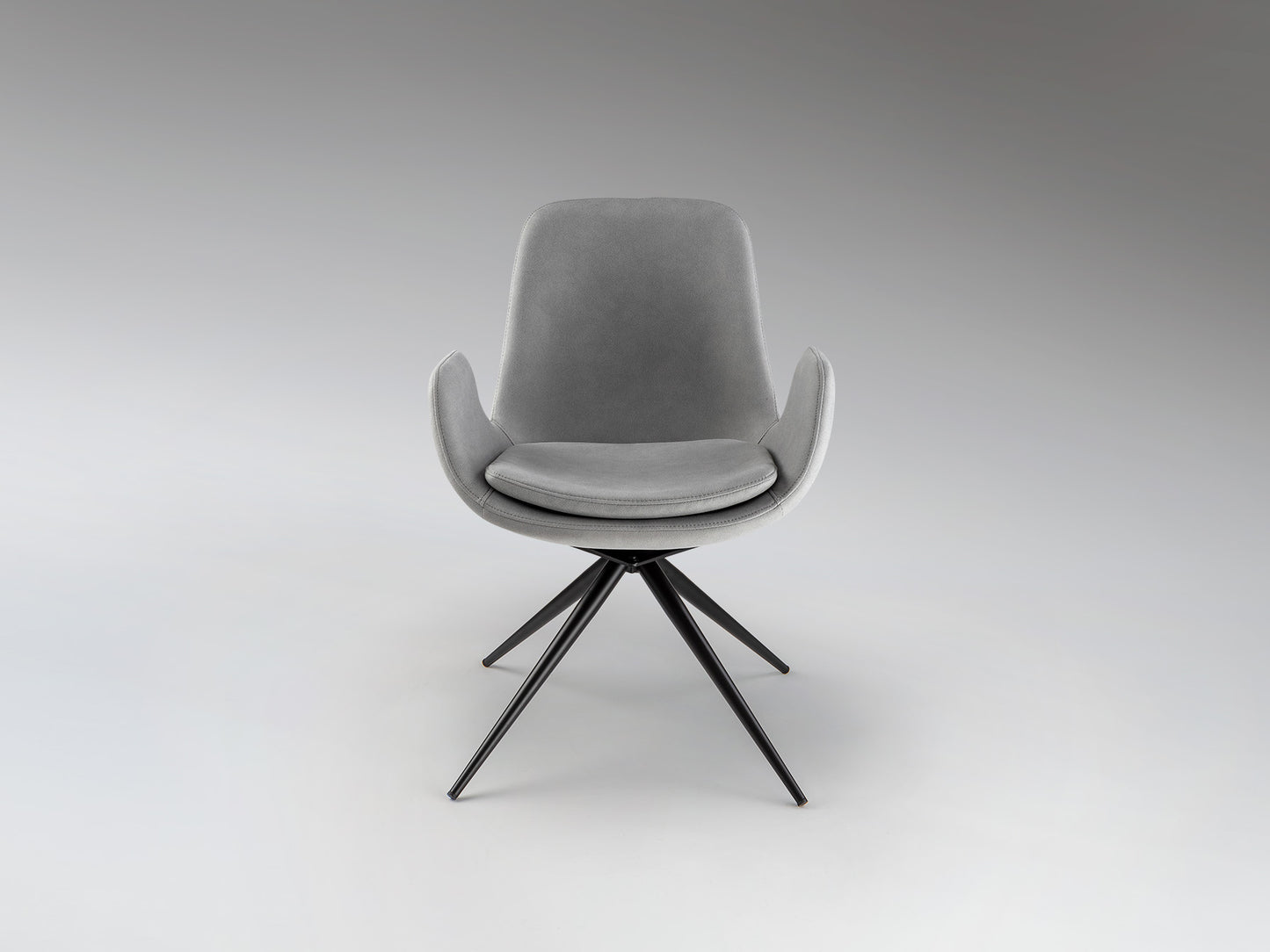 Silla giratoria Zuna gris claro Schuller en comedor moderno, con estructura de metal negro mate y tapizado textil. Ideal como silla de oficina.