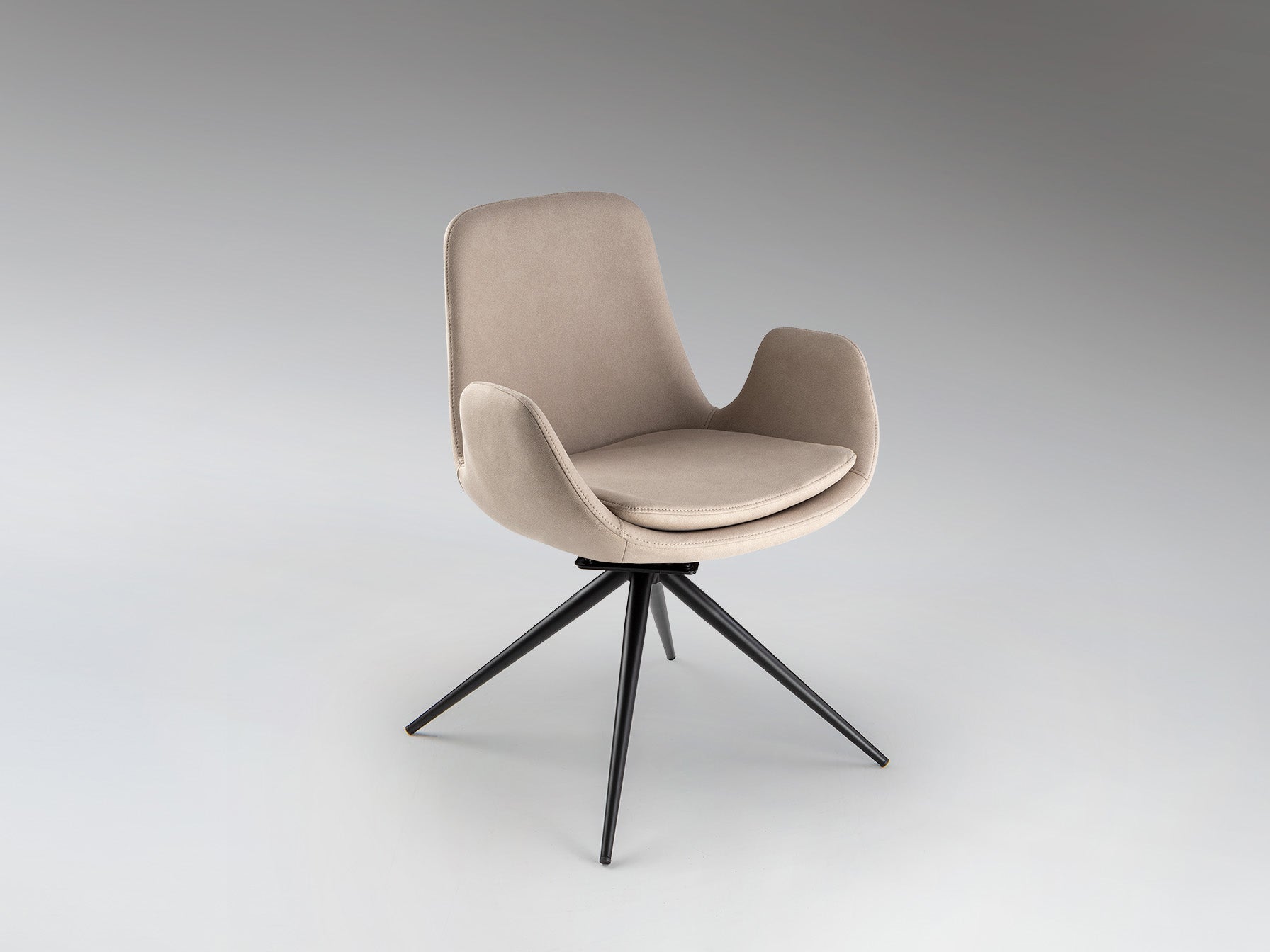 Silla giratoria Zuna beis y negra de Schuller, moderna y elegante, ideal para comedor u oficina. Fabricada en metal resistente, con diseño en tonos beis y negro. Modelo 408943.