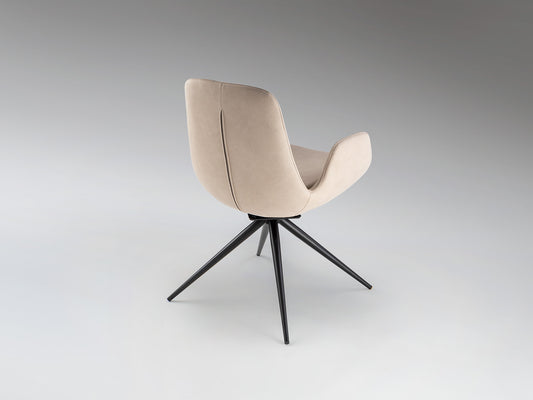 Silla giratoria Zuna beis y negro de Schuller en comedor moderno u oficina, con base de metal.