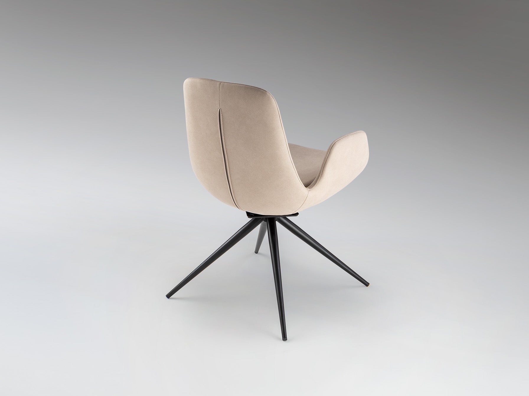 Silla giratoria Zuna beis y negro de Schuller, diseño moderno para comedor y oficina, con estructura de metal.