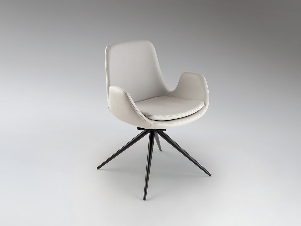 Silla giratoria Zuna blanco hueso Schuller en oficina moderna, diseño industrial con detalles negros, ideal para despacho.