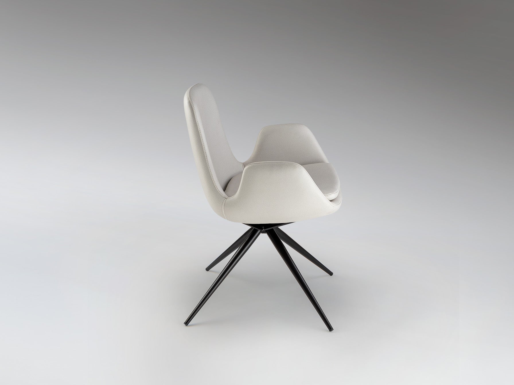 Silla giratoria Zuna blanco hueso Schuller en despacho moderno con detalles negros y estilo industrial.