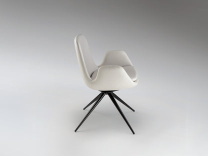 Silla giratoria Zuna blanco hueso Schuller en despacho moderno con detalles negros y estilo industrial.