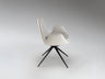 Silla giratoria Zuna blanco hueso Schuller en despacho moderno con detalles negros y estilo industrial.