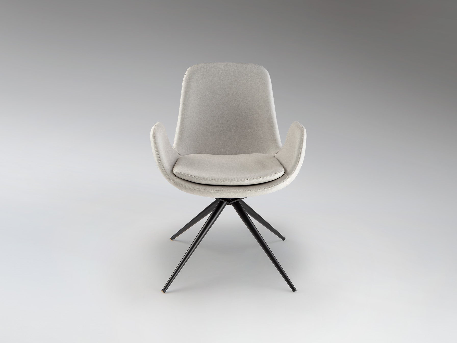 Silla giratoria Zuna blanco hueso Schuller en despacho moderno con detalles negros y estilo industrial.