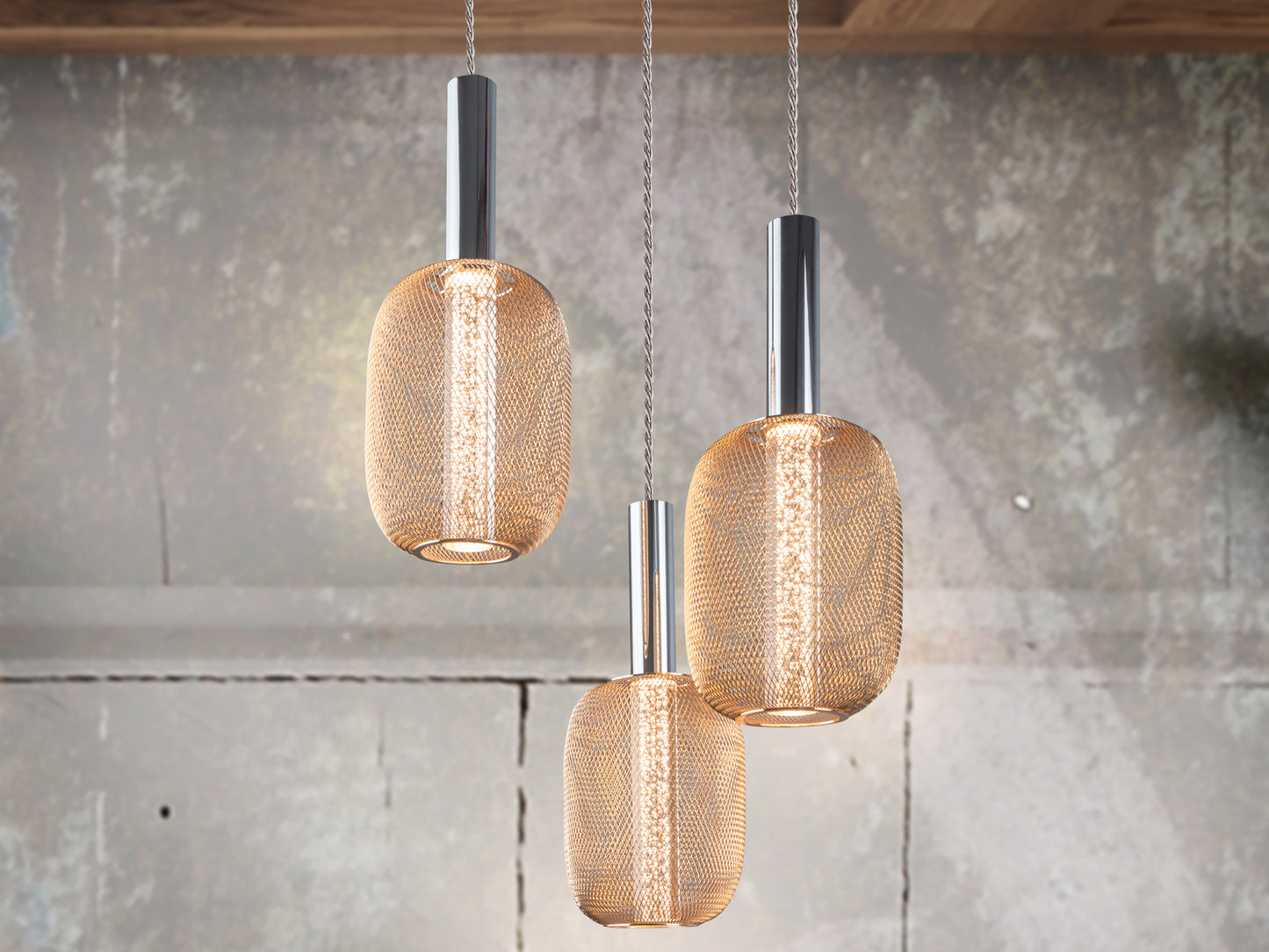 Lámpara de techo Micrón 3 luces cromo oro con tecnología LED regulable, ideal para comedor o salón moderno. Diseño Schuller (413626).