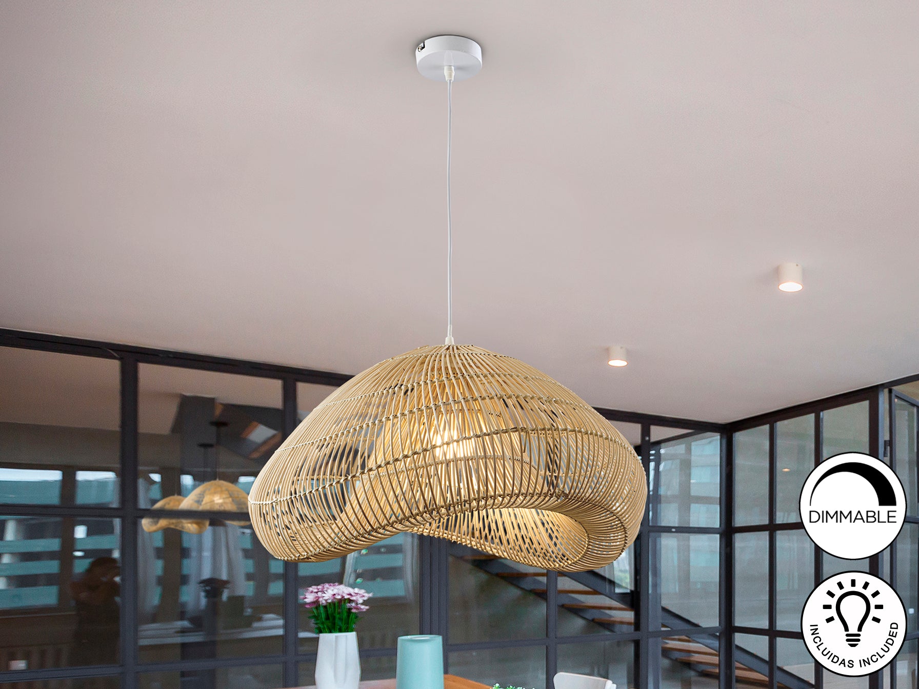 Lámpara colgante Sabah blanco y ratán natural de Schuller, ideal para comedor o salón, con diseño bohemio, nórdico y natural.