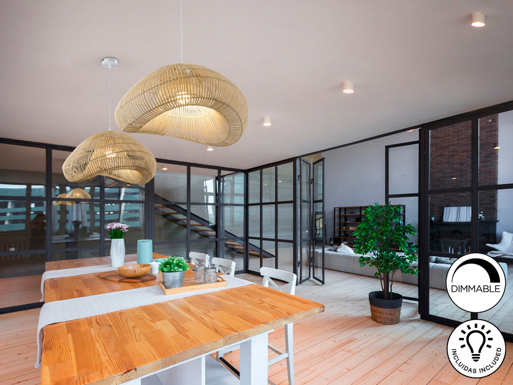 Lámpara colgante Sabah blanco y ratán natural sobre comedor de estilo bohemio, marca Schuller. Diseño nórdico con detalles en metal y ratán natural, ideal para salón.