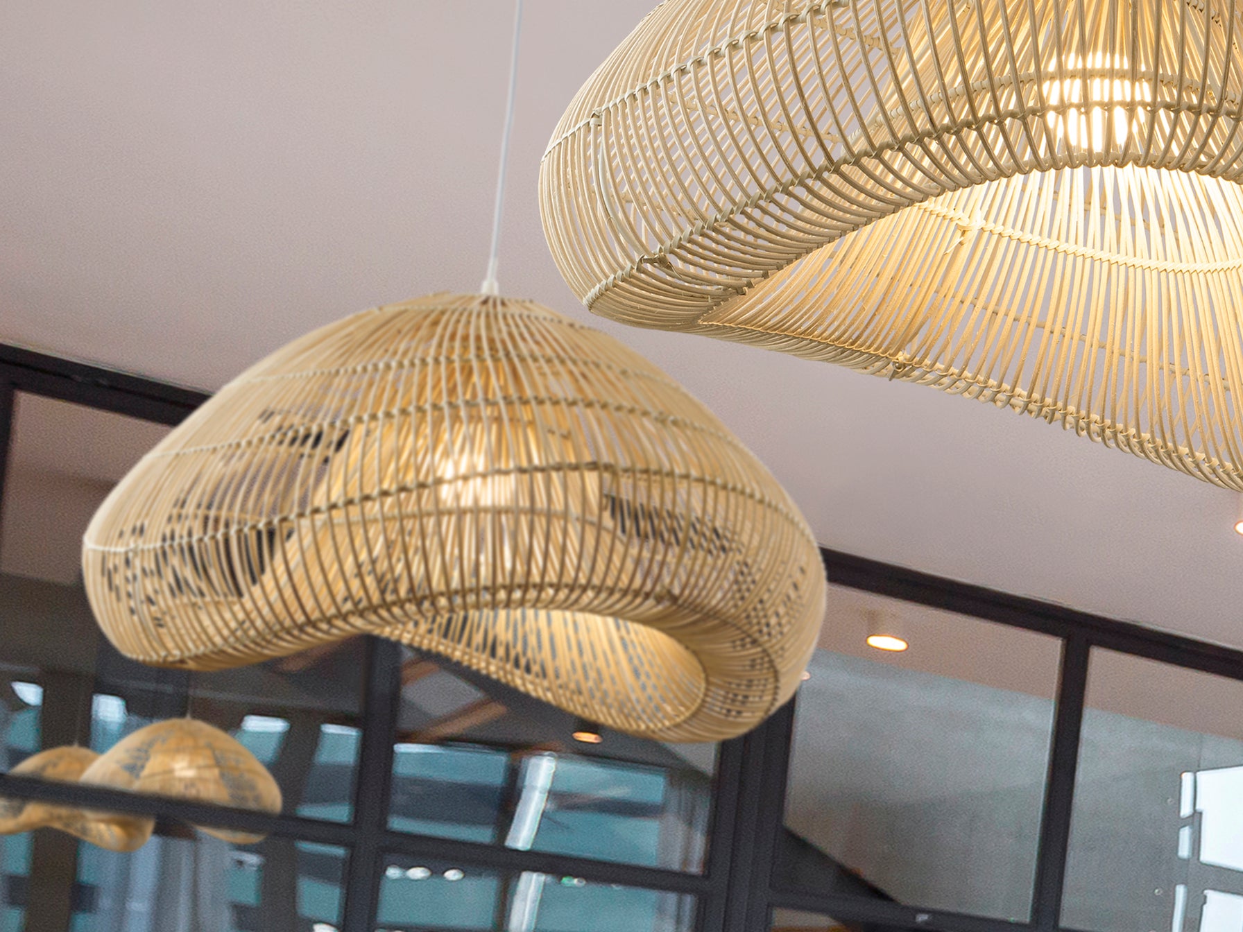 Lámpara colgante Sabah blanco y ratán natural de Schuller en comedor, salón o espacio bohemio. Diseño nórdico con detalles en metal y ratán natural. Modelo 567589.