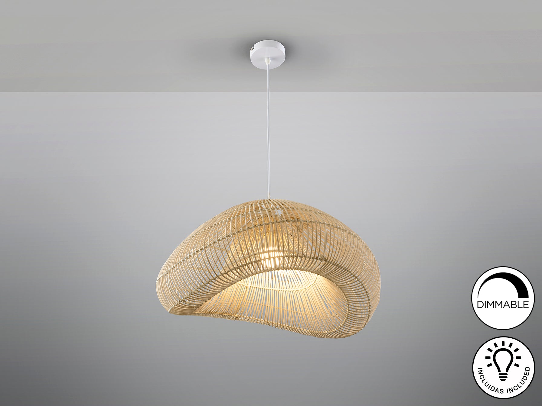 Lámpara colgante Sabah blanca y ratán natural para comedor o salón de estilo bohemio y nórdico. Diseño de Schuller con detalles en metal y mimbre natural.