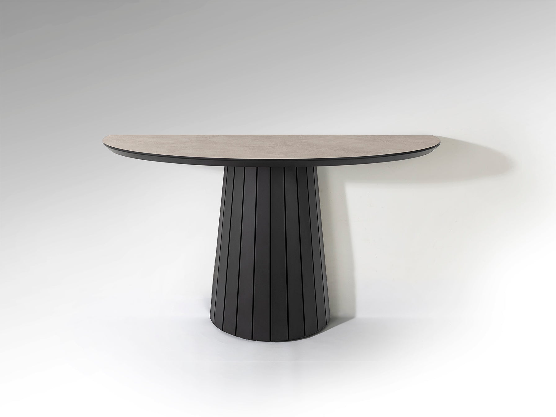 Consola Koria negro mate con detalles en piedra, diseño industrial moderno ideal para recibidor o salón. Fabricada en MDF y melamina por Schuller.