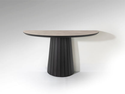 Consola Koria negro mate con detalles en piedra, diseño industrial moderno ideal para recibidor o salón. Fabricada en MDF y melamina por Schuller.