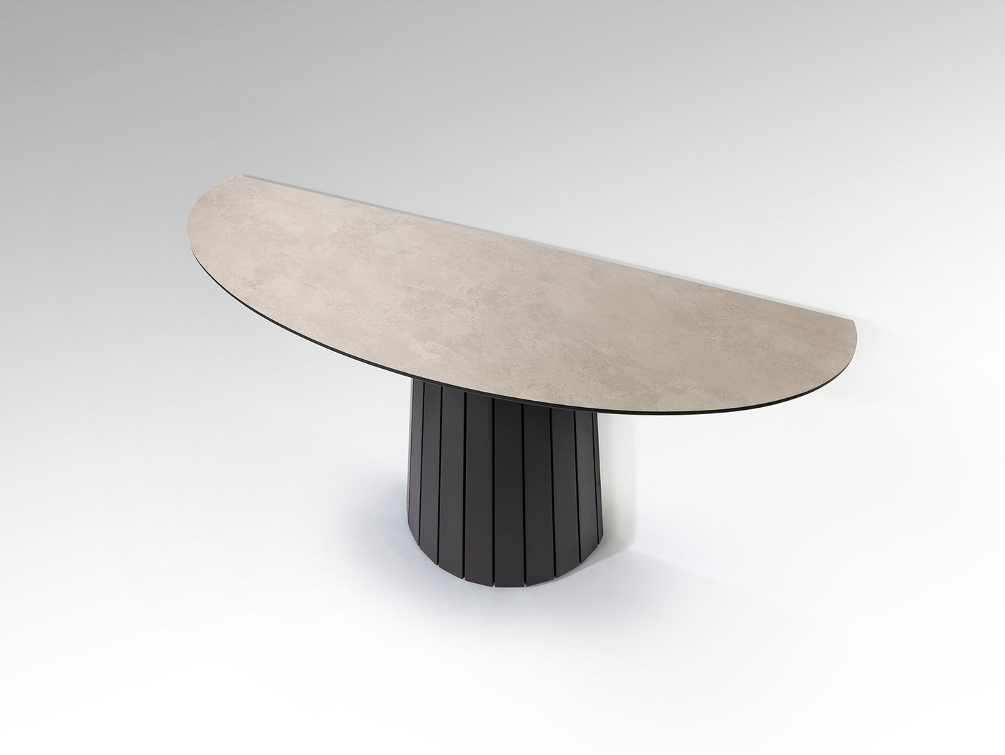 Consola Koria negro mate y piedra en salón moderno. Diseño industrial con estructura de MDF y melamina. Ideal para recibidor. Producto Schuller.