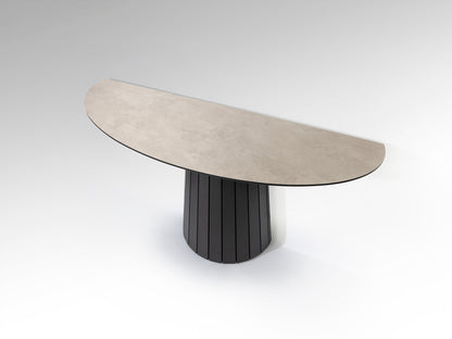 Consola Koria negro mate y piedra en salón moderno. Diseño industrial con estructura de MDF y melamina. Ideal para recibidor. Producto Schuller.