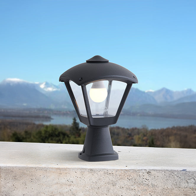 Farola DARIO fabricada en resina color negro para exterior