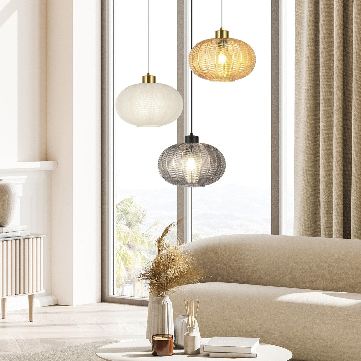 Colgante NAWA Latón-Ámbar instalado en ambiente salón moderno