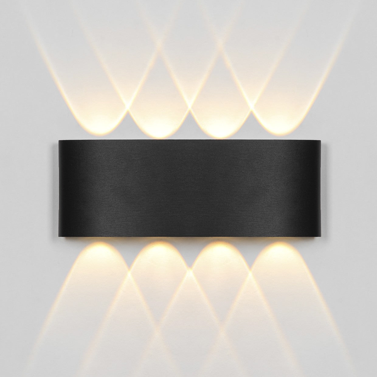 Aplique exterior LED King negro en fachada - Ambiente iluminado