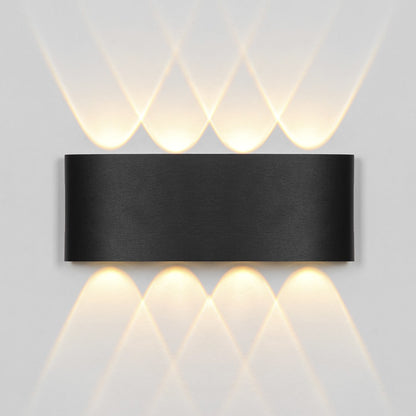 Aplique exterior LED King negro en fachada - Ambiente iluminado