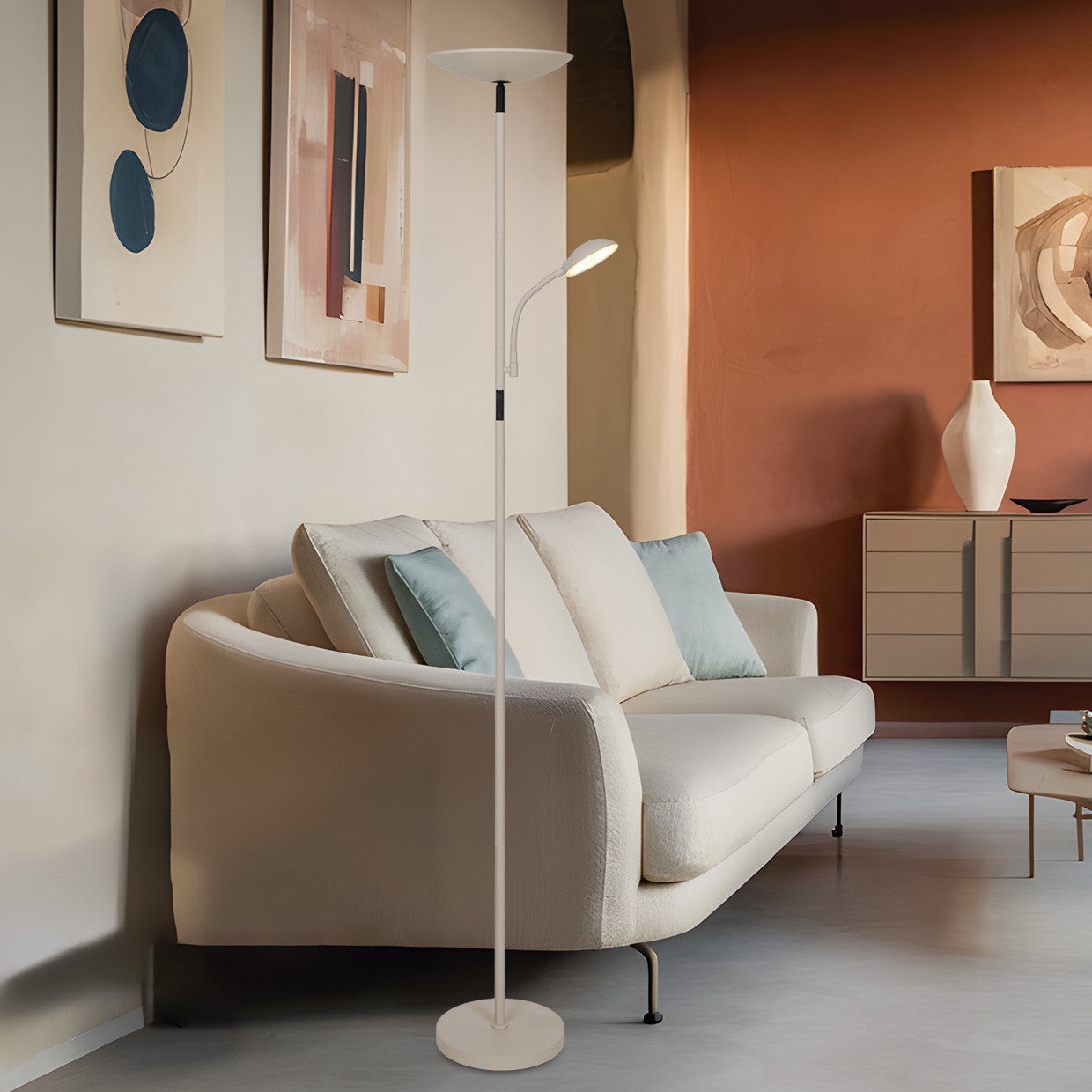 Pie de salón KOS arena en ambiente de salón moderno - Vista contextual