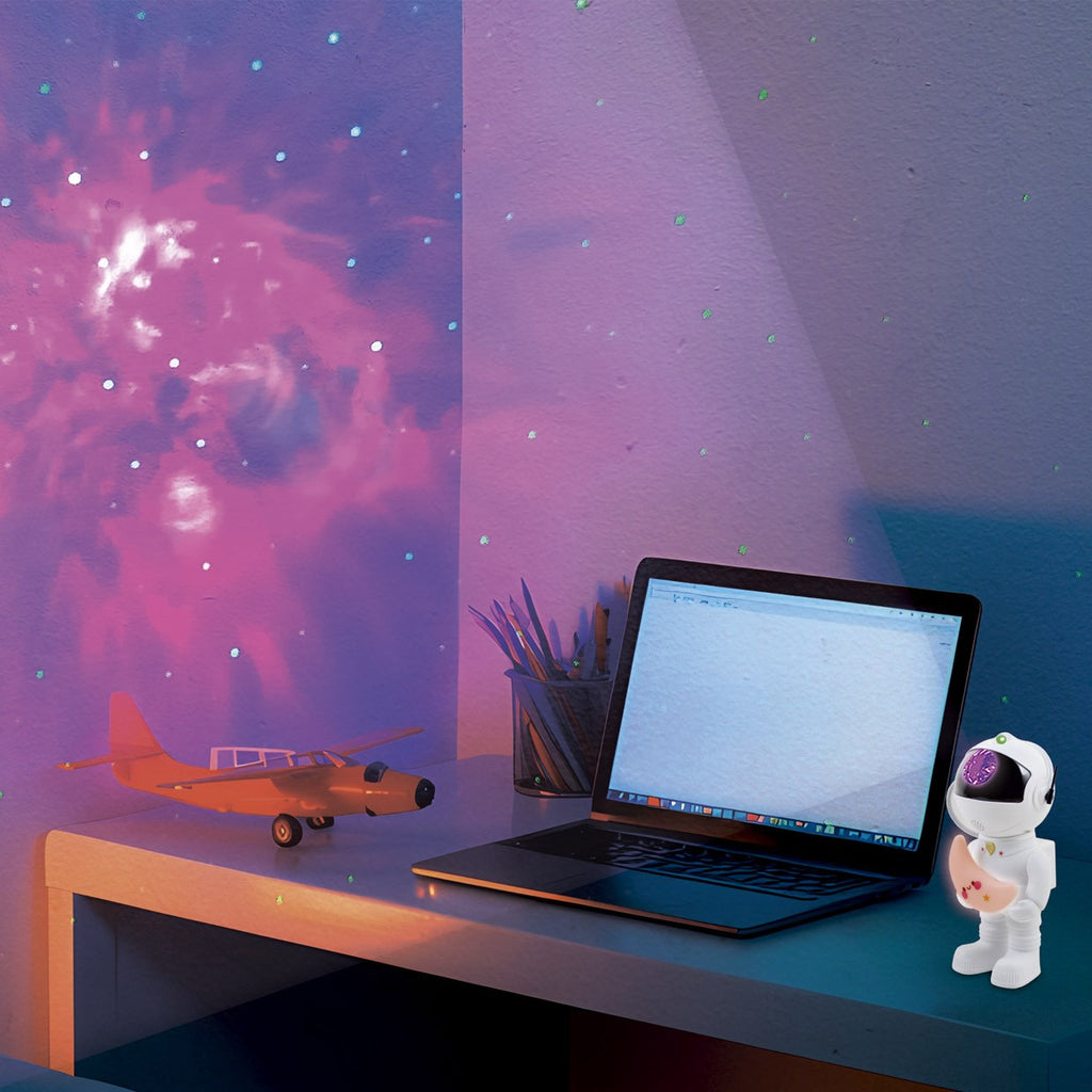 Sobremesa Space en habitación infantil con proyección de estrellas activada