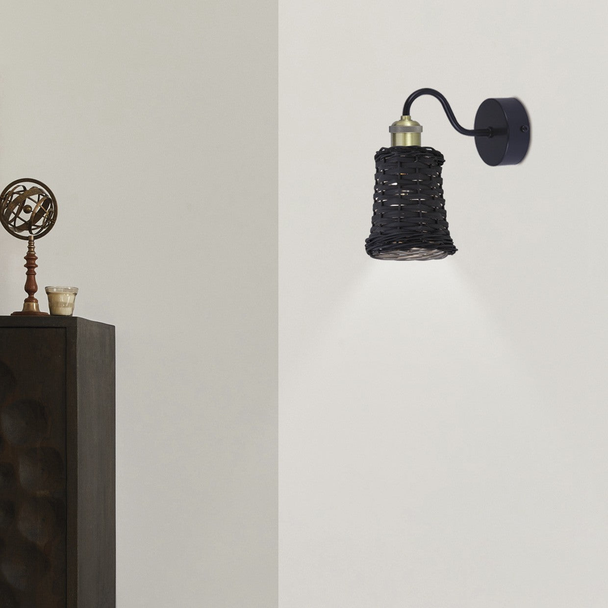 Aplique pared ALEXIA Negro AJP/Alemar (Ref. 60398): Descubre su elegante diseño en mimbre y metal.  LuzGuru.
