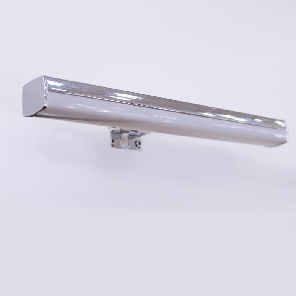 Aplique de baño fabricado en aluminio color neutro, ideal para espejo