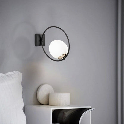Aplique fabricado en metal color negro con tulipa de cristal blanco