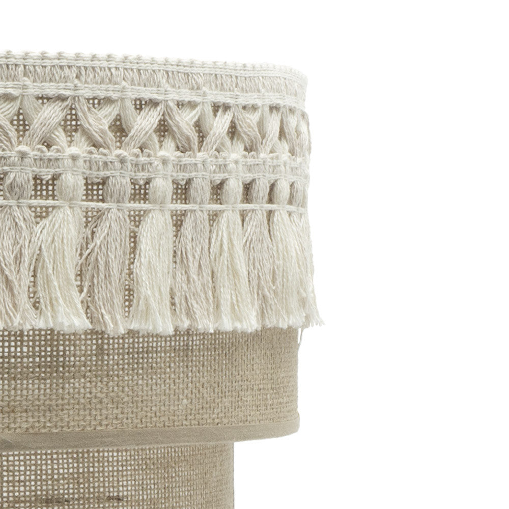 Aplique de pared fabricado en metal y tela de saco color beis con pasamanería de hilos