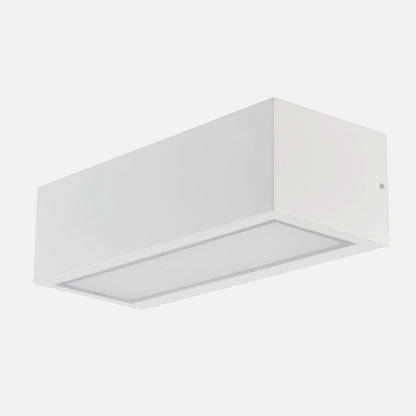 Aplique Conga fabricado en aluminio color blanco con difusor de cristal para exterior