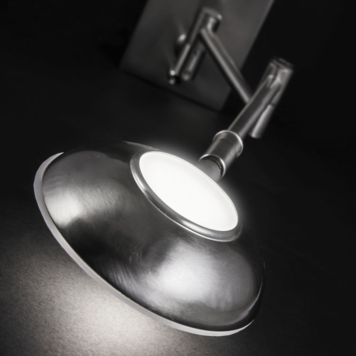 Aplique Kento LED AJP/Alemar (Ref. 10767): Medidas del aplique de pared moderno, níquel satinado, 5W 4000K. Iluminación elegante y eficiente para tu hogar.  Luzguru.com
