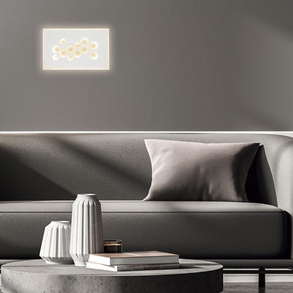 Descubre las dimensiones del aplique LED Dembe 11020 de AJP/Alemar. Iluminación cálida y elegante para tu hogar.  #AJP #Alemar #Dembe #ApliqueLED #Iluminacion #LuzGuru
